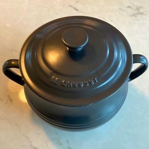 Dark gray Le Creuset 4.5Q bean pot